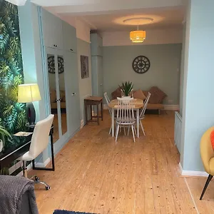 Right By Leigh Broadway Private Garden Large Ground Fl Apartment Southend-on-Sea